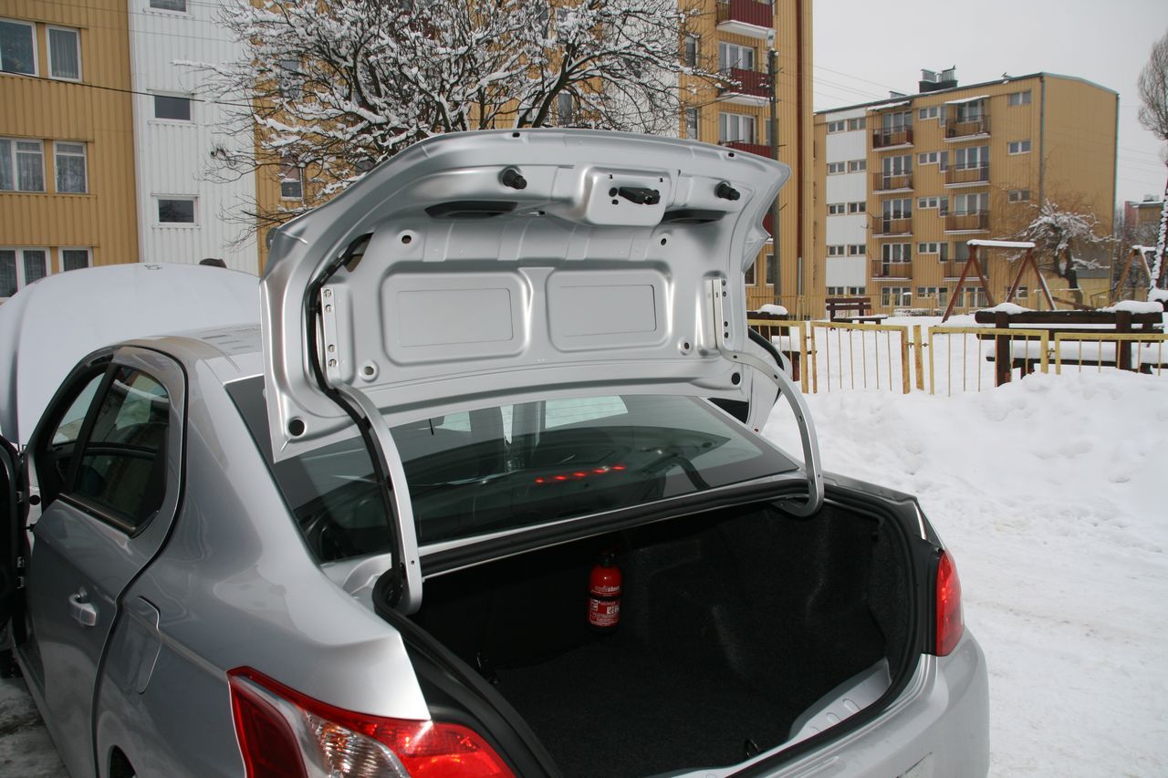 Peugeot 301 tani samochód rodzinny z dużym bagażnikiem