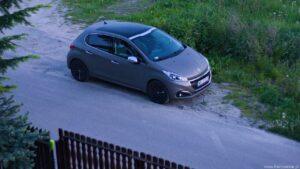 08. Peugeot 208 z lakierem strukturalnym Testy
