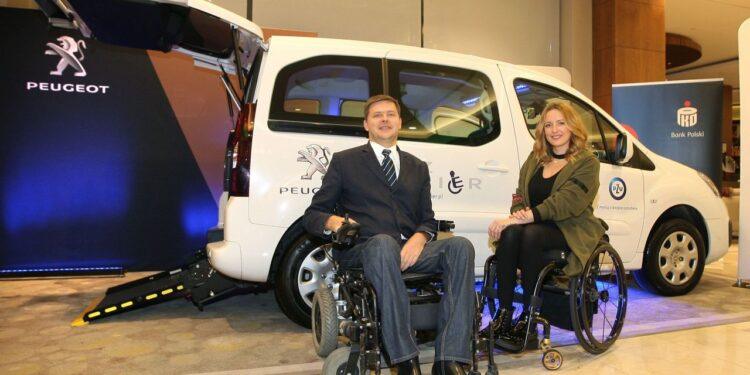 01. Firma Peugeot Polska zaprezentowała pierwszy w Polsce samochód przystosowany do kierowania przez osobę z czterokończynowym porażeniem Wiadomości