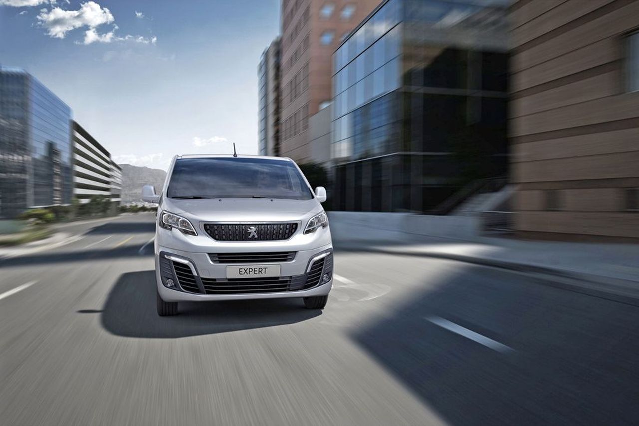 Cztery kolejne akcje serwisowe dla Peugeotów Traveller i