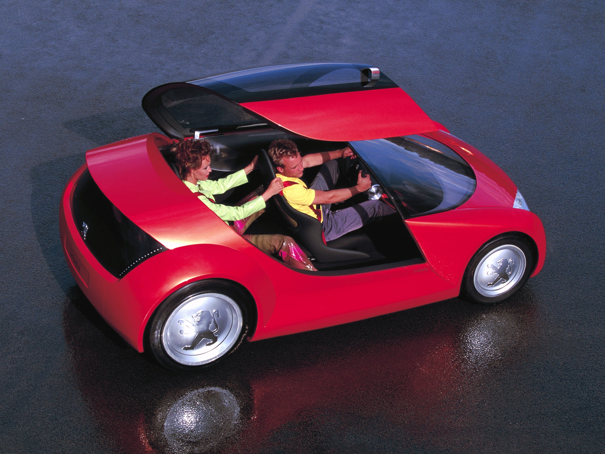 Электронные машины автомобили. Peugeot Concept 2000. Ситроен Карин. Трехместный автомобиль. Маленькие машины концепт.