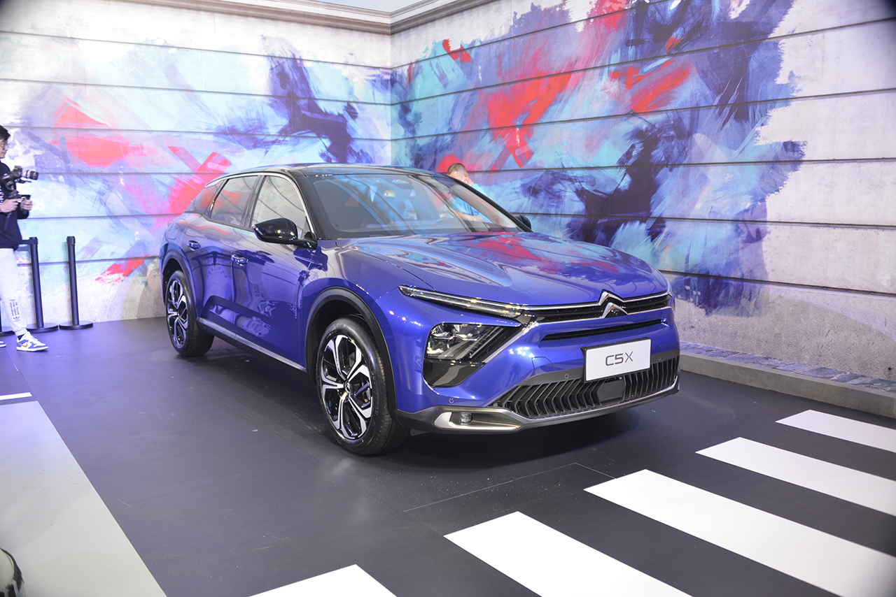 Nowy Citroën C5 X wystawiony w barwnej scenerii w Chinach
