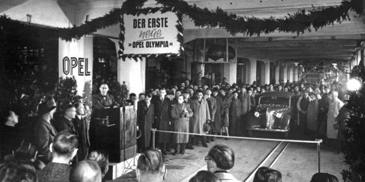 75 lat temu Opel wznowil produkcje samochodow osobowych w Russelsheim 01 Wiadomości