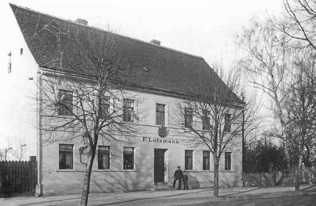 04. 125 lat temu Opel rozpoczal produkcje samochodow zaklad Friedricha Lutzmanna w Dessau. Nad drzwiami herb mistrza slusarskiego Historia