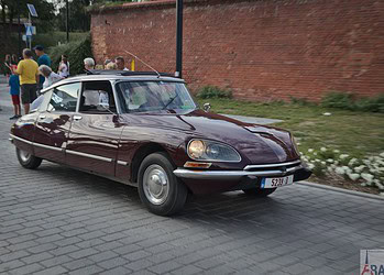 043. Miedzynarodowy Zlot Citroena w Toruniu ICCCR 2024 parada na Bulwarze Filadelfijskim Citroen DS Wiadomości