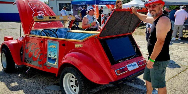 Citroen 2CV z basenem i minibarem 001 Wiadomości