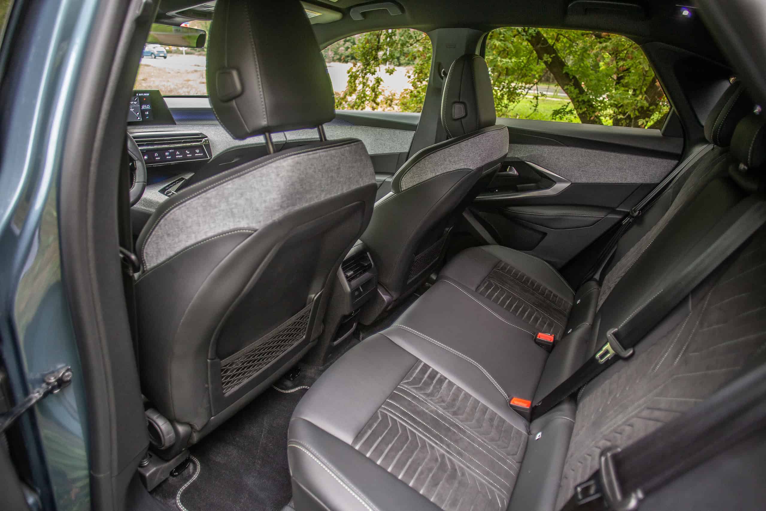 Peugeot 3008 wnętrze tył