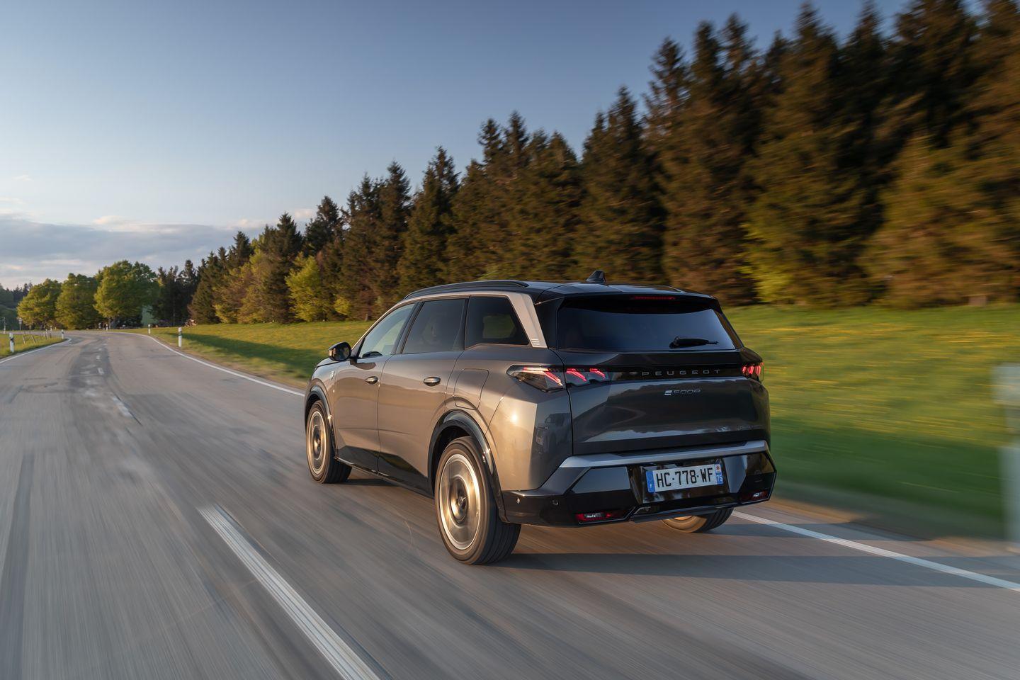 peugeot suv y z napedem na cztery kola jak jezdza e 3008 dual motor i e 5008 dual motor 088 Wiadomości