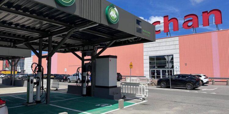 Auchan i Elocity uruchamily hub ladowania zasilany energia z paneli fotowoltaicznych 1 Wiadomości