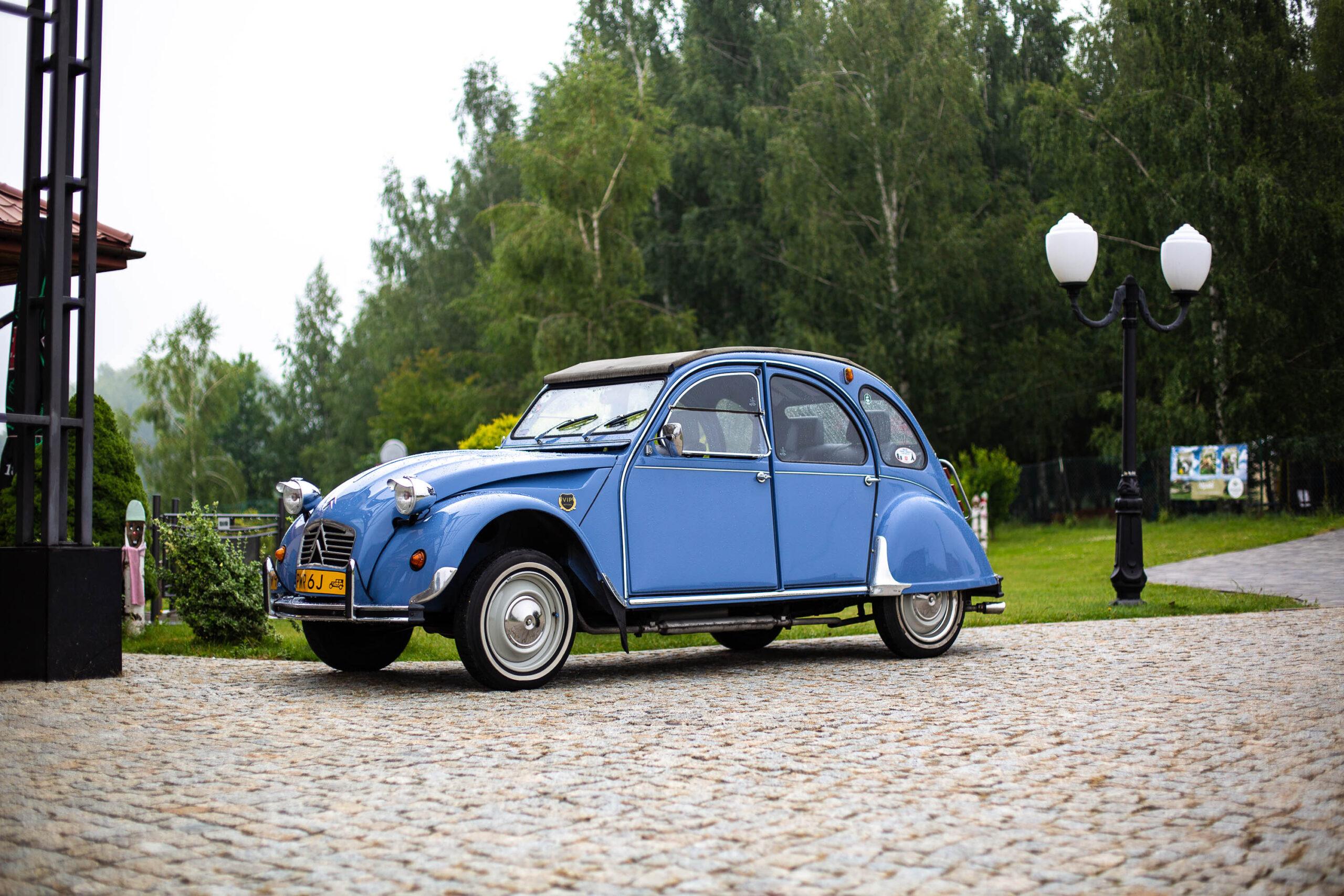Citroën 2CV towarzyszy policyjnemu XM przed wejściem