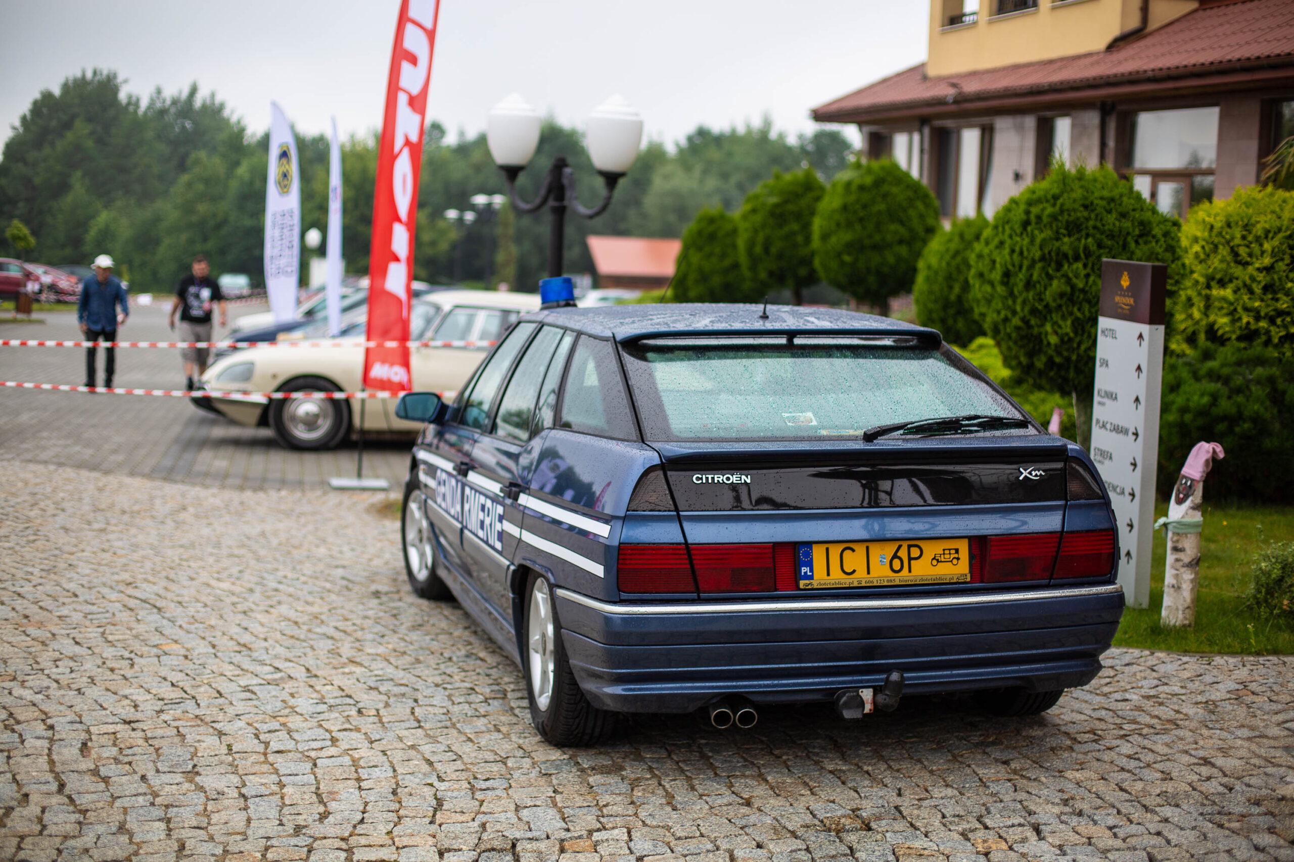 Citroën XM z dumą pilnuje wejścia. Towarzyszy mu - niewidoczny tutaj na zdjęciu - 2CV