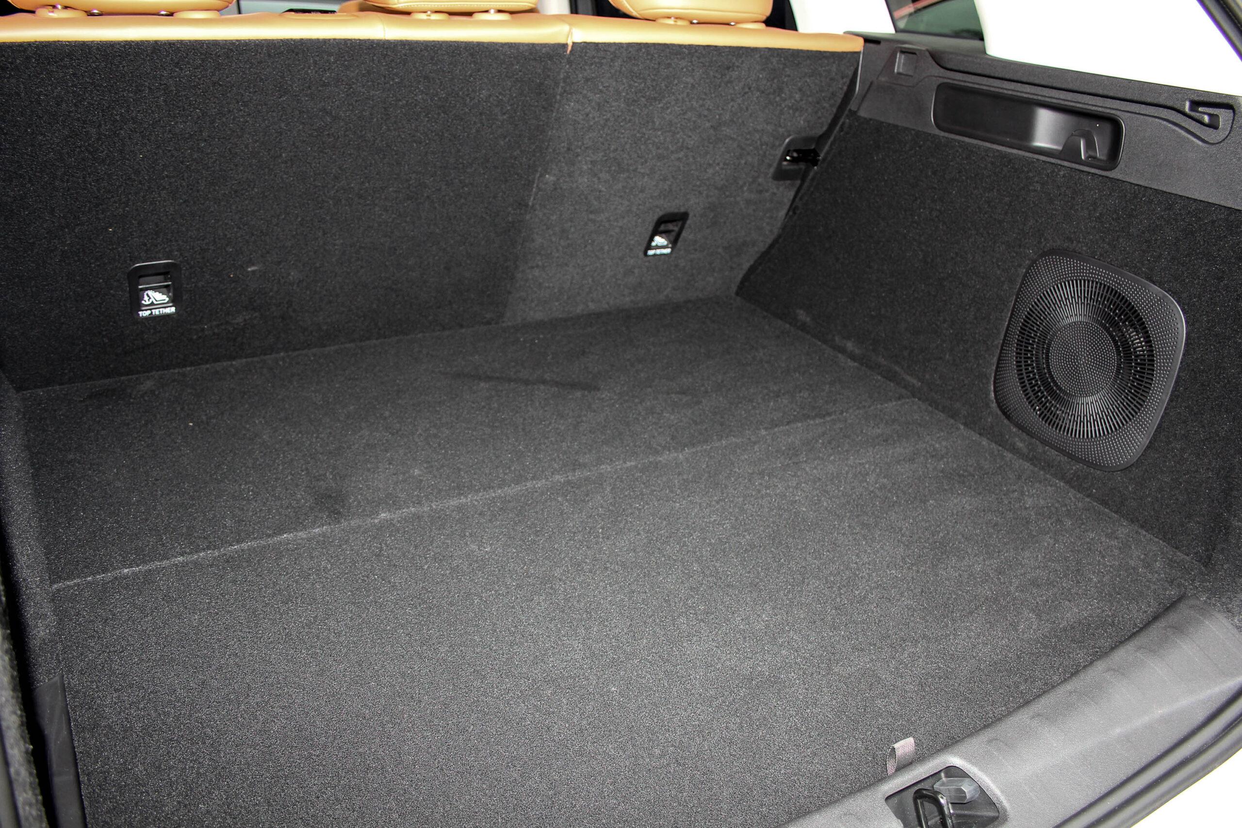 Bagażnik - długi, płaski, ale nieduży jak na tak wielkie auto