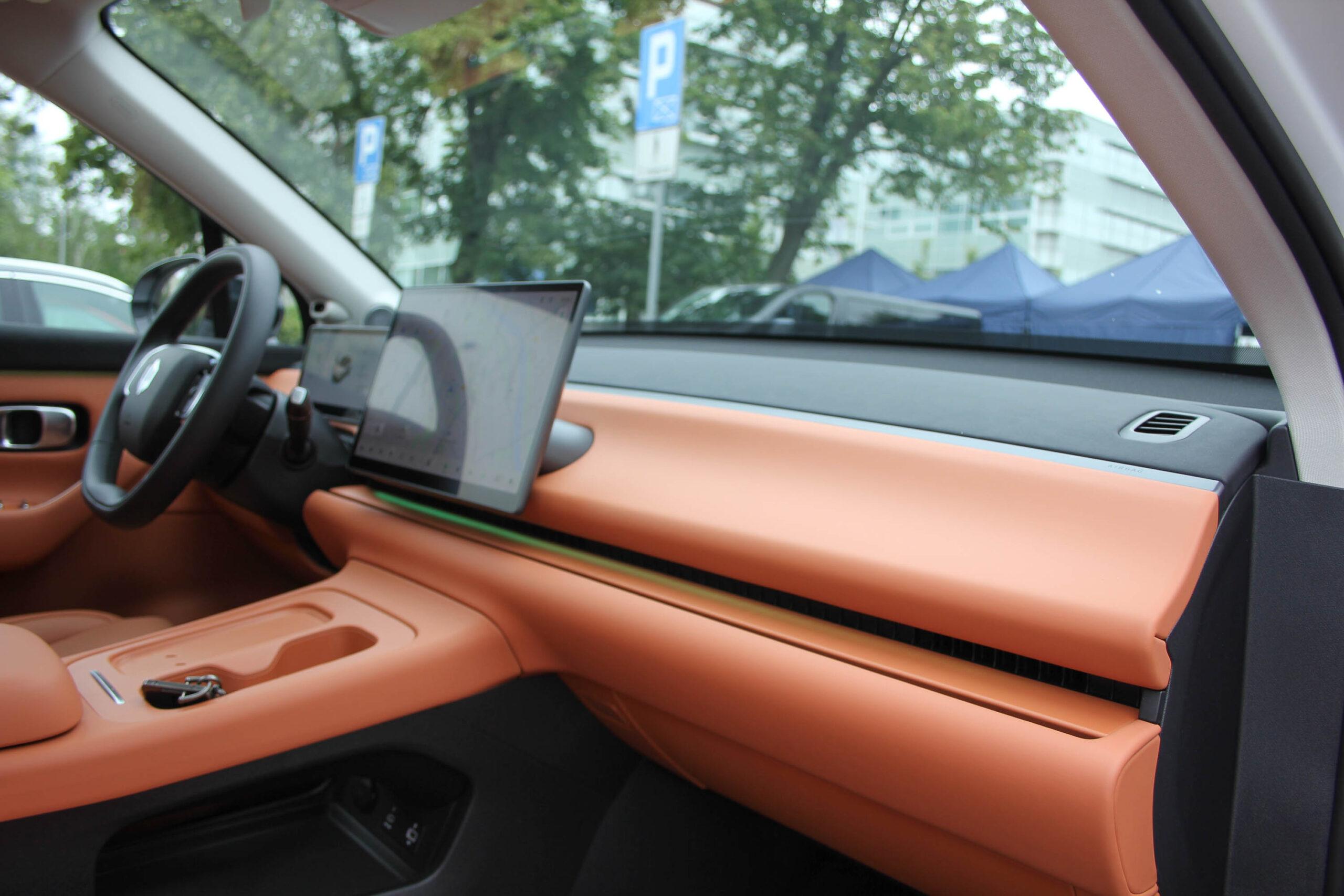 Widok od strony prawych drzwi na wnętrze Leapmotor