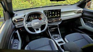 Dacia Duster Hybrid 140 wnetrze Wiadomości