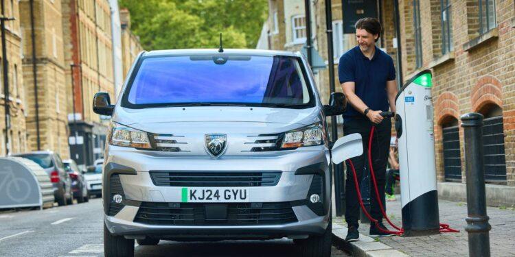 78 kierowcow vanow doswiadcza negatywnego zachowania ze strony innych kierowcow 5 Peugeot e Expert Wiadomości