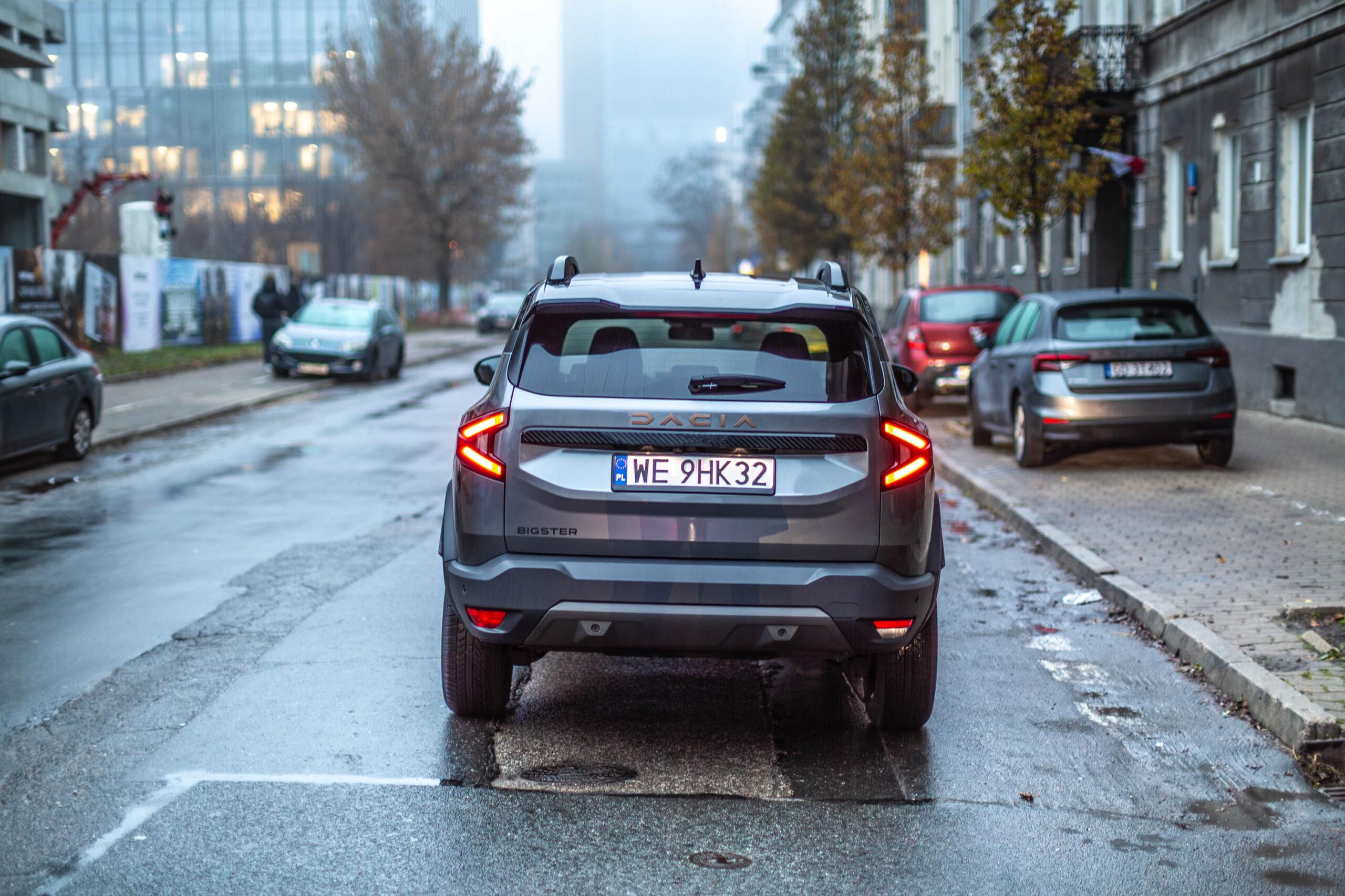 Auto oglądane z tyłu wydaje się wysokie i wąskie. W środku jest jednak dużo miejsca