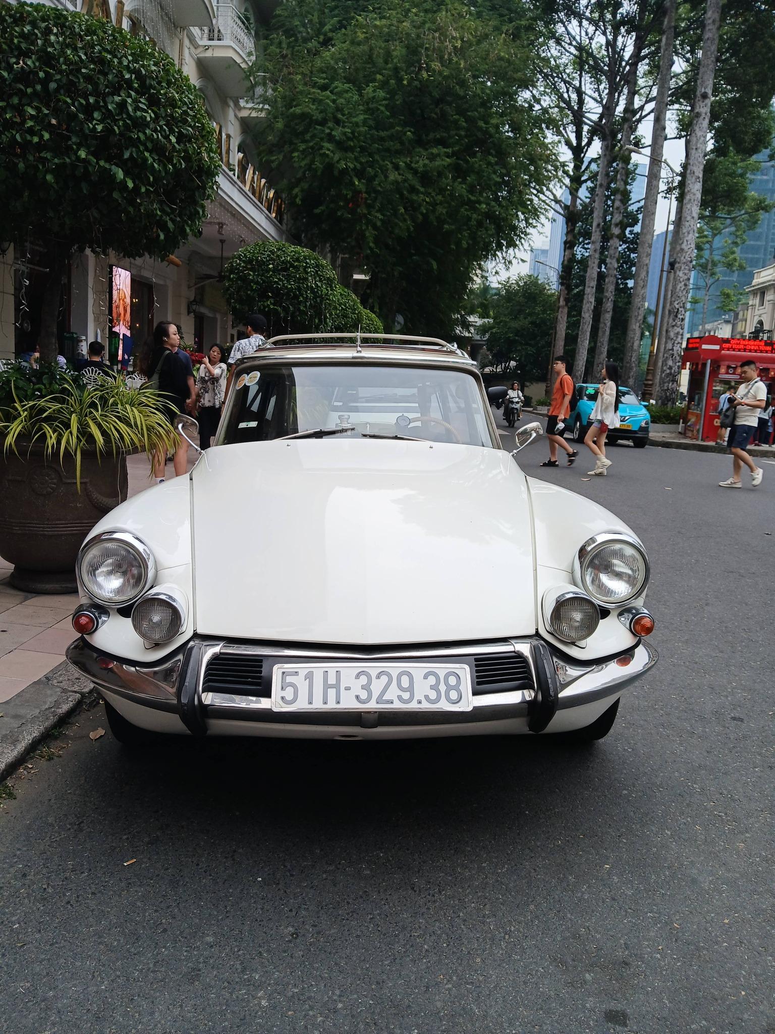 Citroën w centrum Sajgonu
