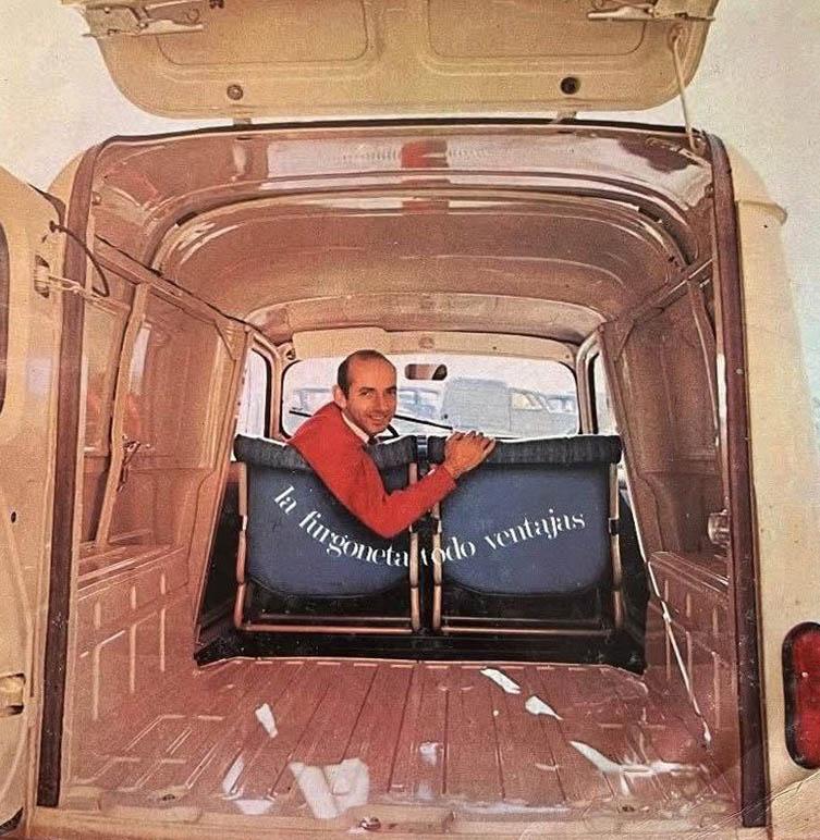 Renault 4 Furgoneta w środku - potężna przestrzeń i dzielony dach