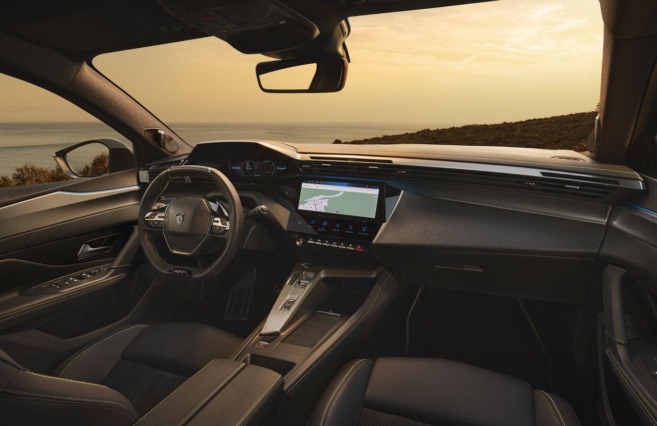 Wnętrze nowego Peugeot 408 jest nie tylko komfortowe ale też bardzo spójne pod względem designu i nowoczesne