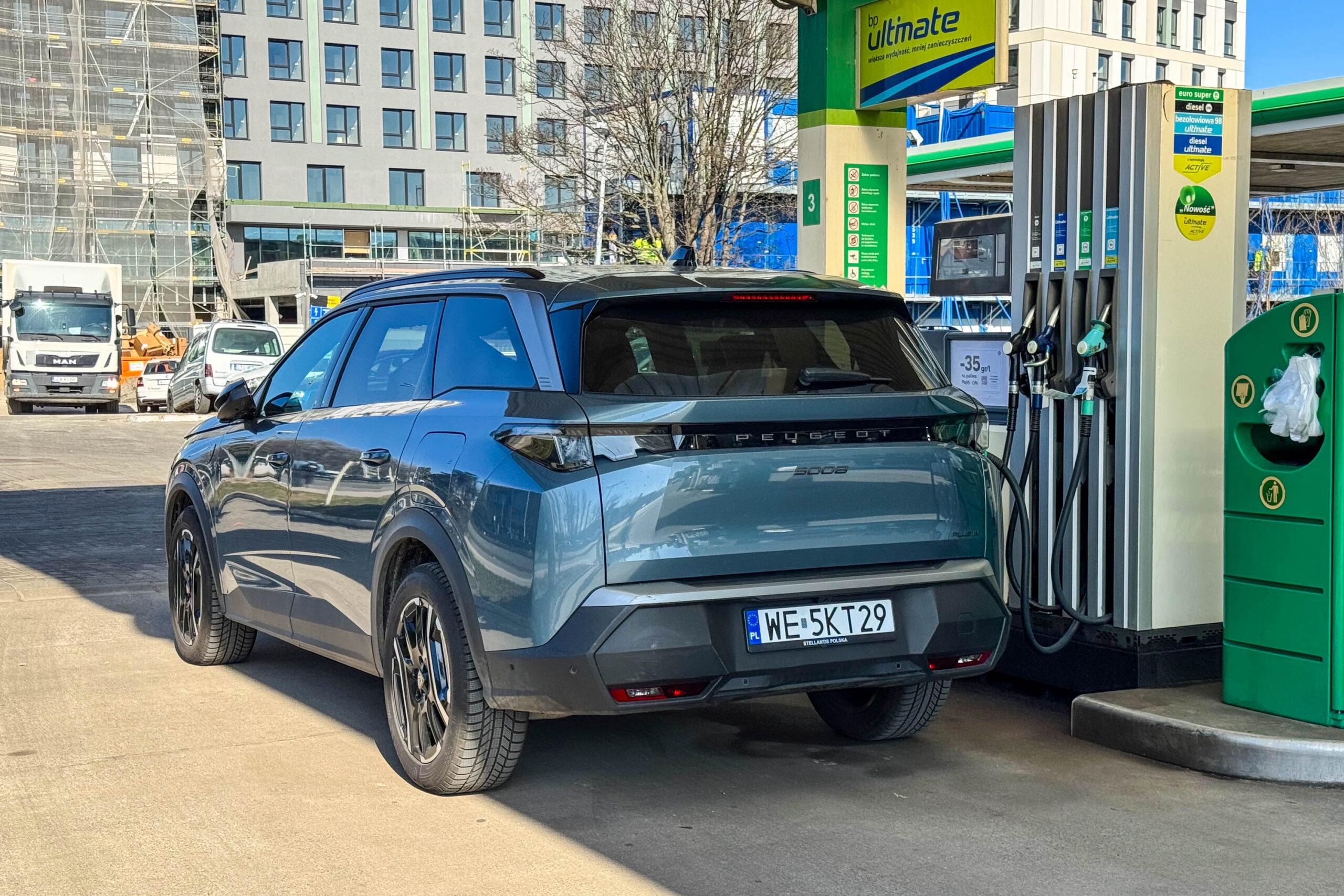 Peugeot 5008 na stacji paliw. Sprawdzamy ile wejdzie