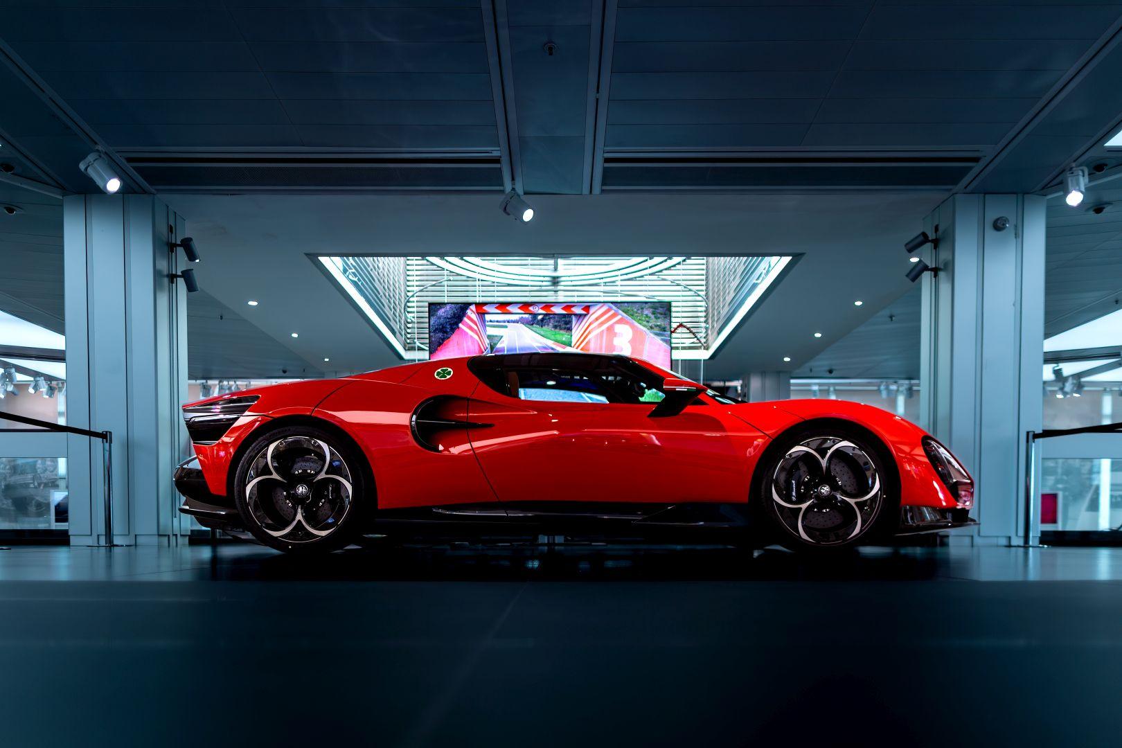 Alfa Romeo 33 Stradale przekazanie klientom 011 Wiadomości