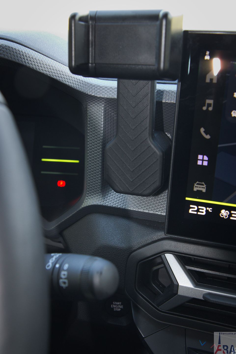 Uchwyt na telefon w Dacii Duster