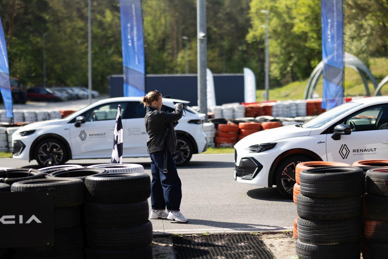 Nowe Renault Clio VI na torze Modlin szkoli influencerów | Francuskie ...