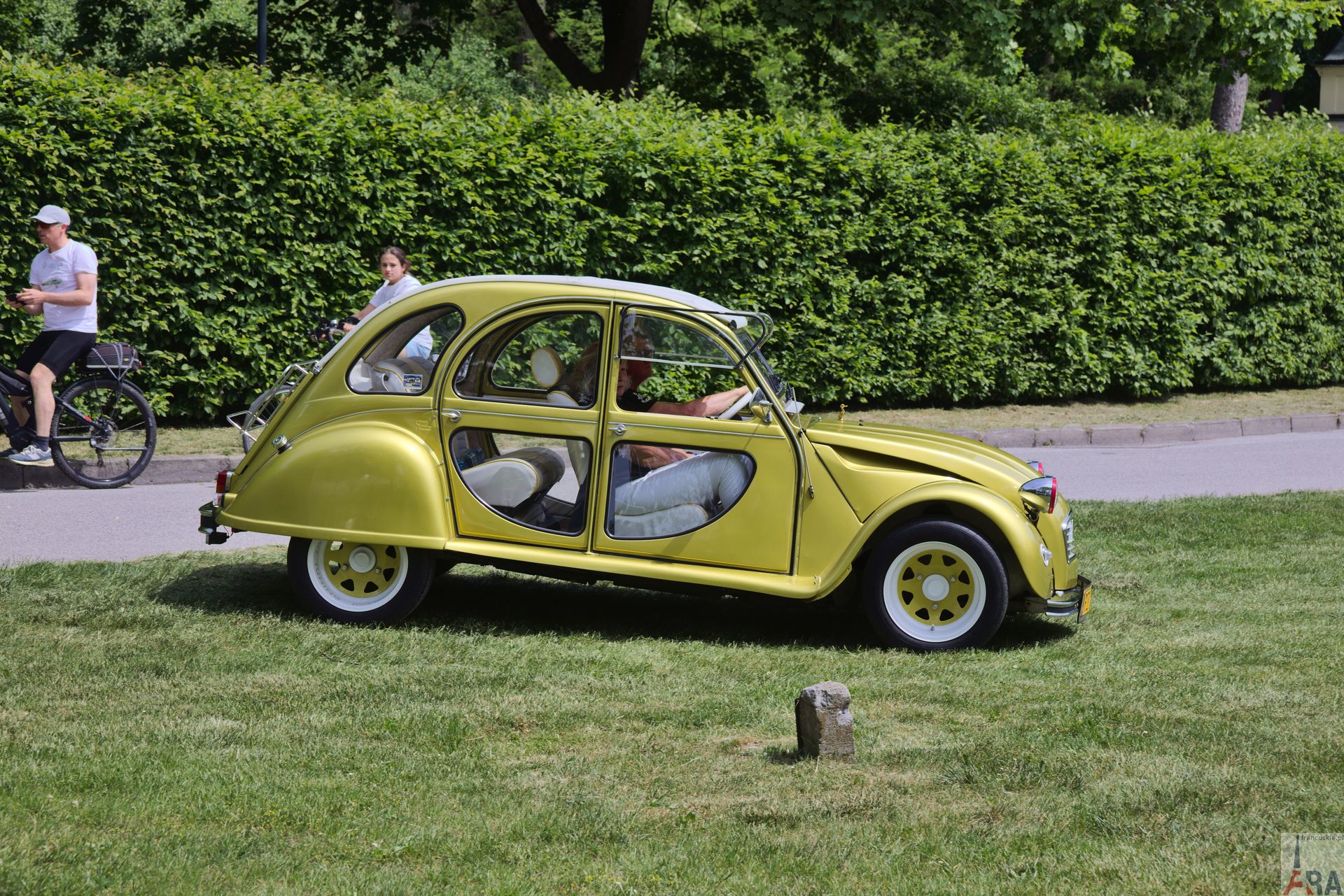 Słynny na całą Polskę Citroën2CV z przeszklonymi drzwiami
