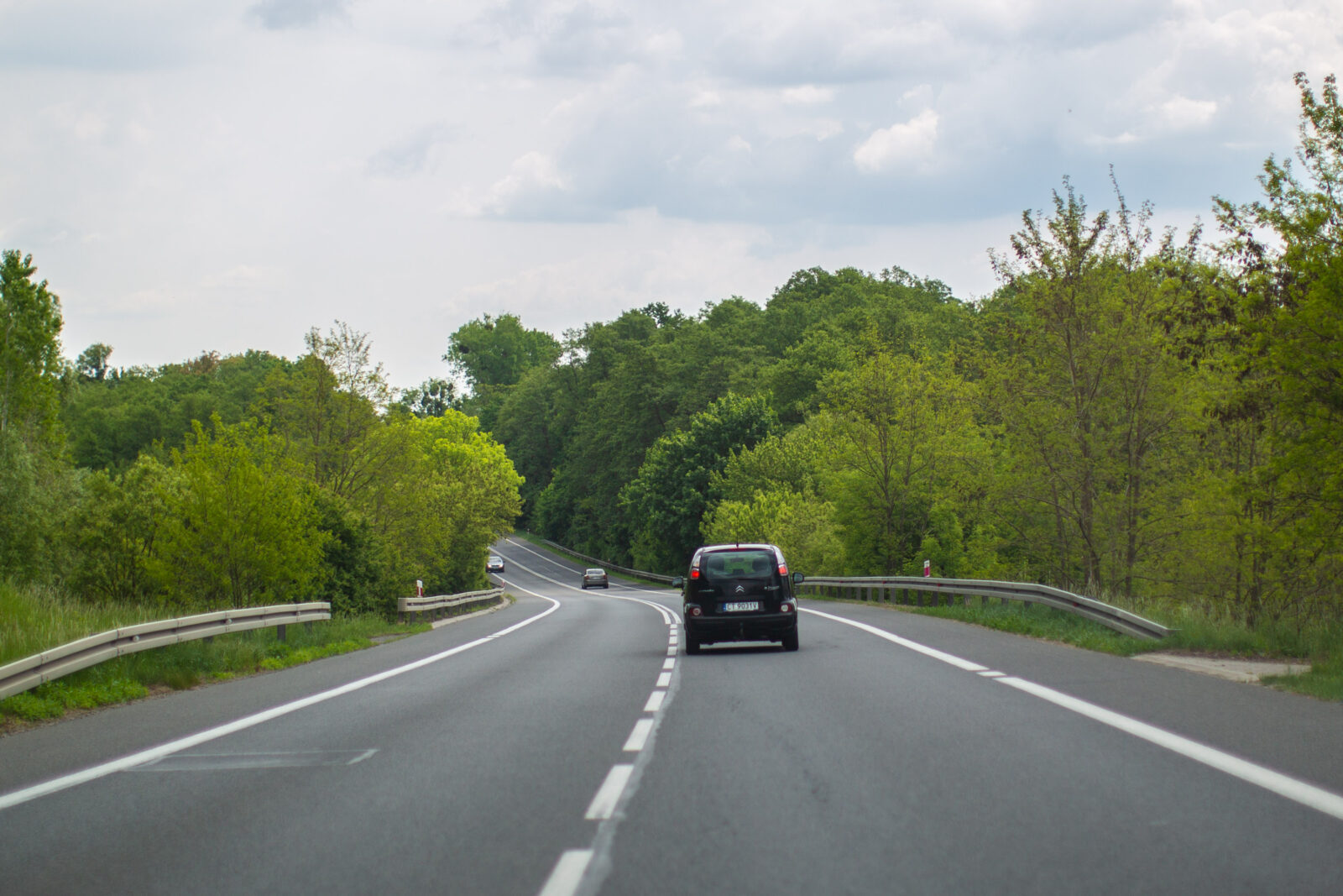 Zwykła zatłoczona krajówka jakich wiele. Wyprzedzanie, zwalnianie, światła, 80-100 km/h. Tak tu się jeździ