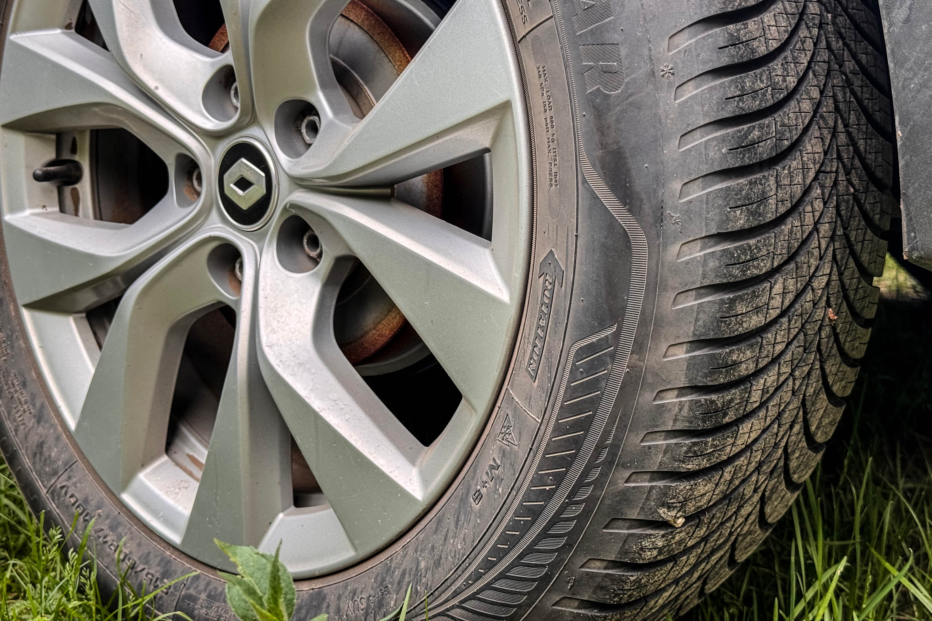 Opona musi mieć odpowiednie ciśnienie - inaczej auto stanie albo za twarde albo zbyt szybko będzie zużywać bieżnik