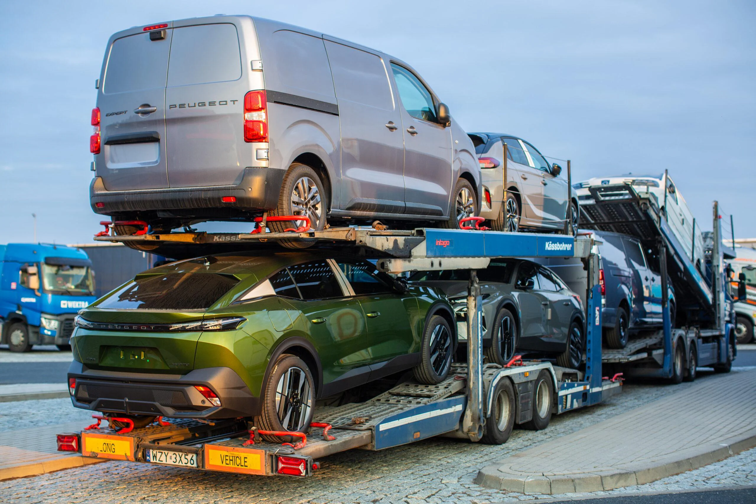 Wczesnym rankiem na drogi wyjeżdżają stada TIRów. Choćby takie transporty