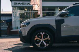 Original 7801 dacia standalone retailer in bristol 2 Wiadomości