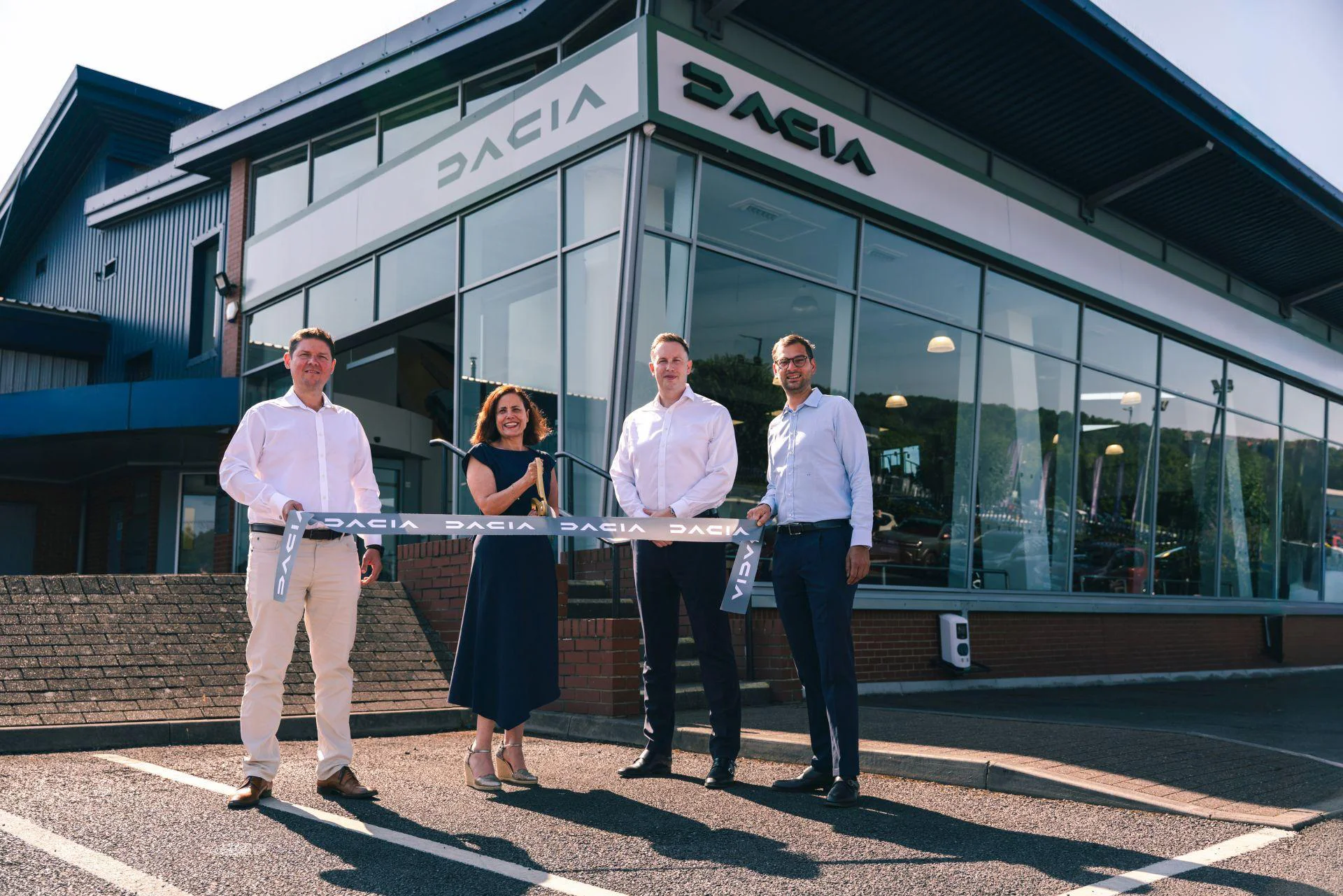Original 7803 dacia standalone retailer in bristol 1 Wiadomości