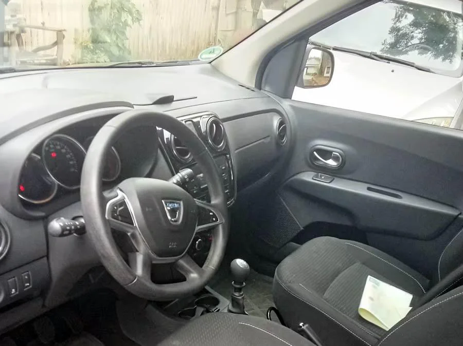 Używana Dacia Lodgy po 700.000 km wygląda całkiem dobrze w środku
