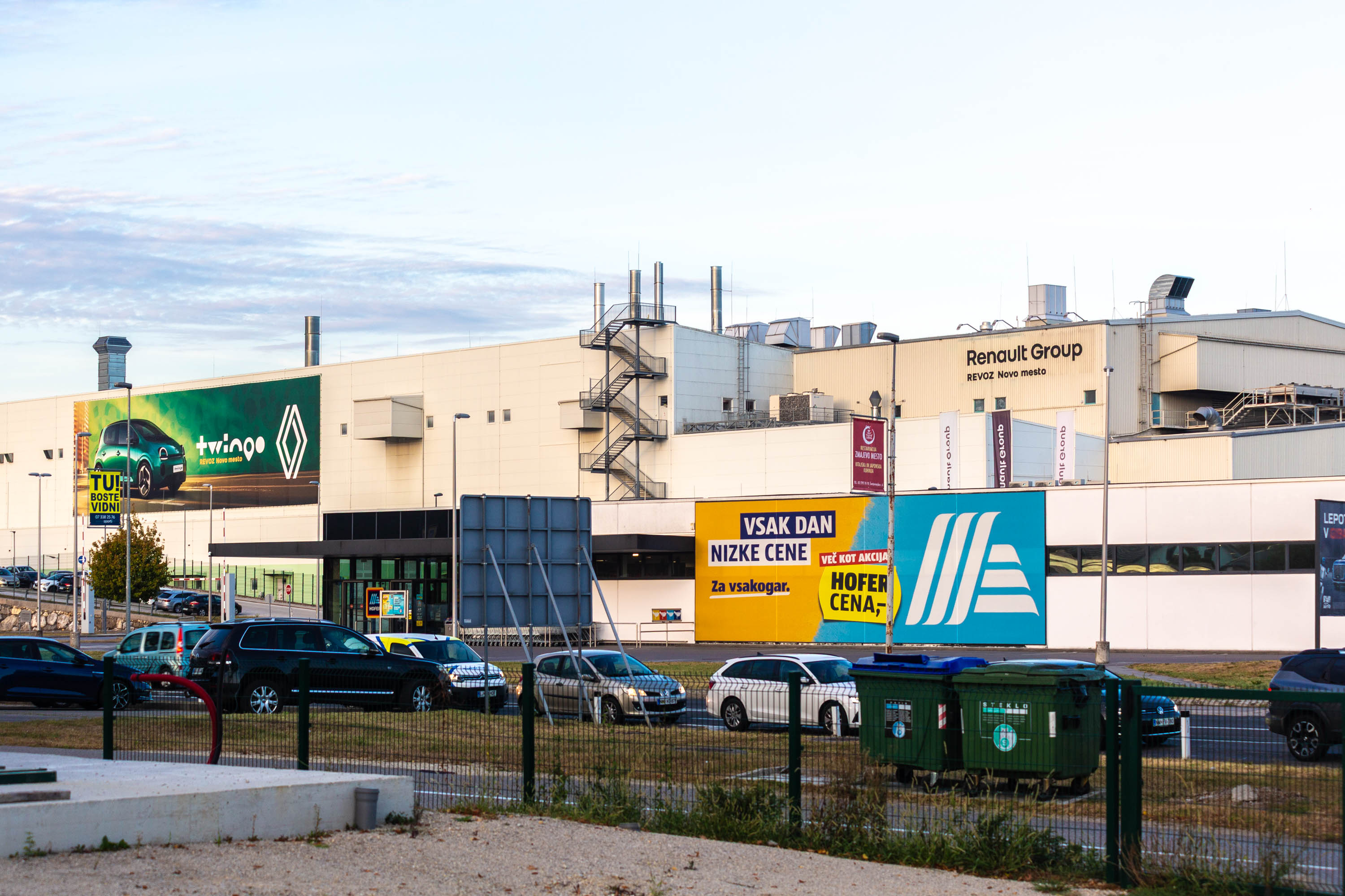Na froncie fabryki Renault dumnie wisi banner z Twingo