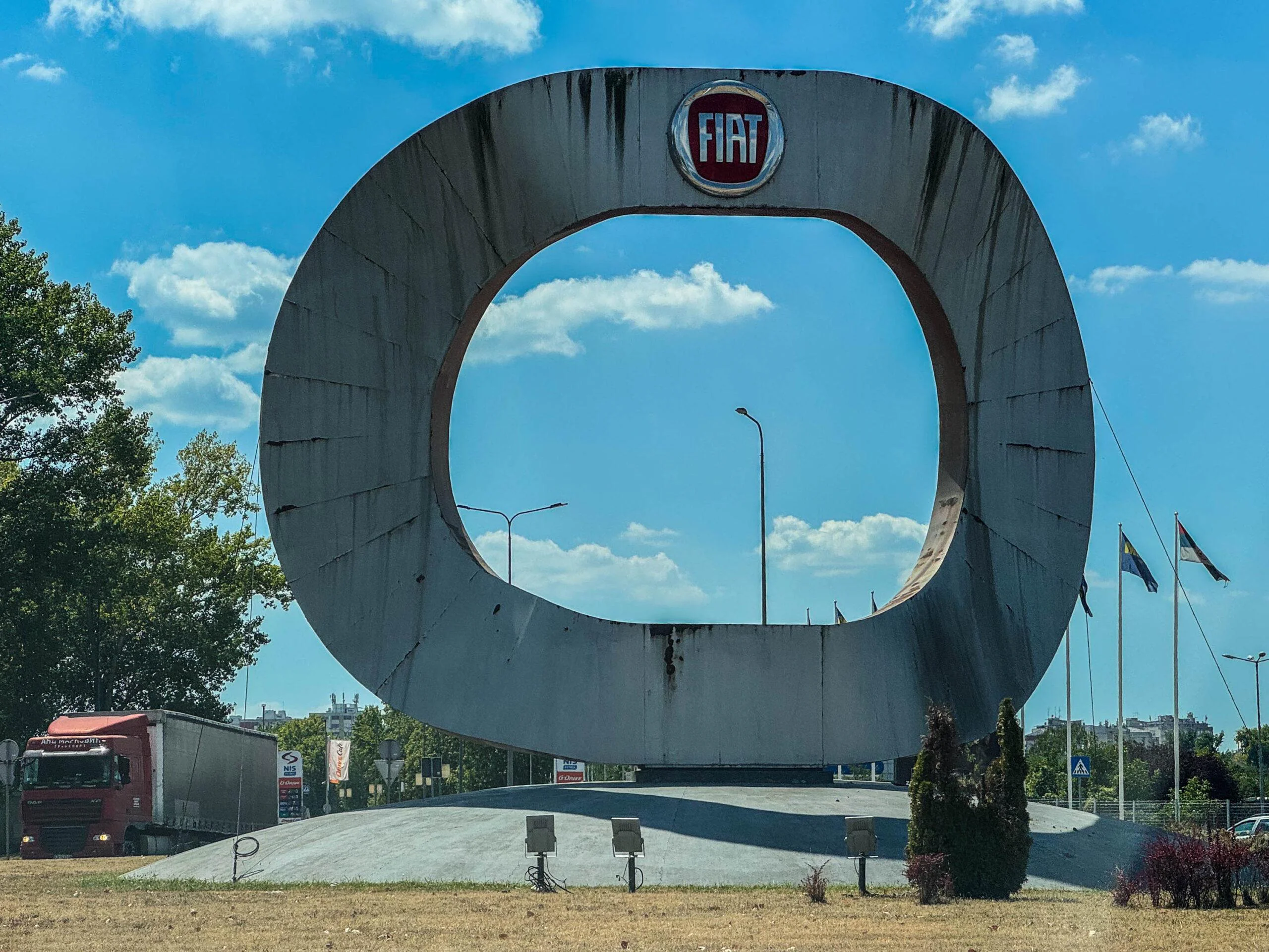 Przy wjeździe do Kragujewaca stoi taki symbol fabryki Stellantis