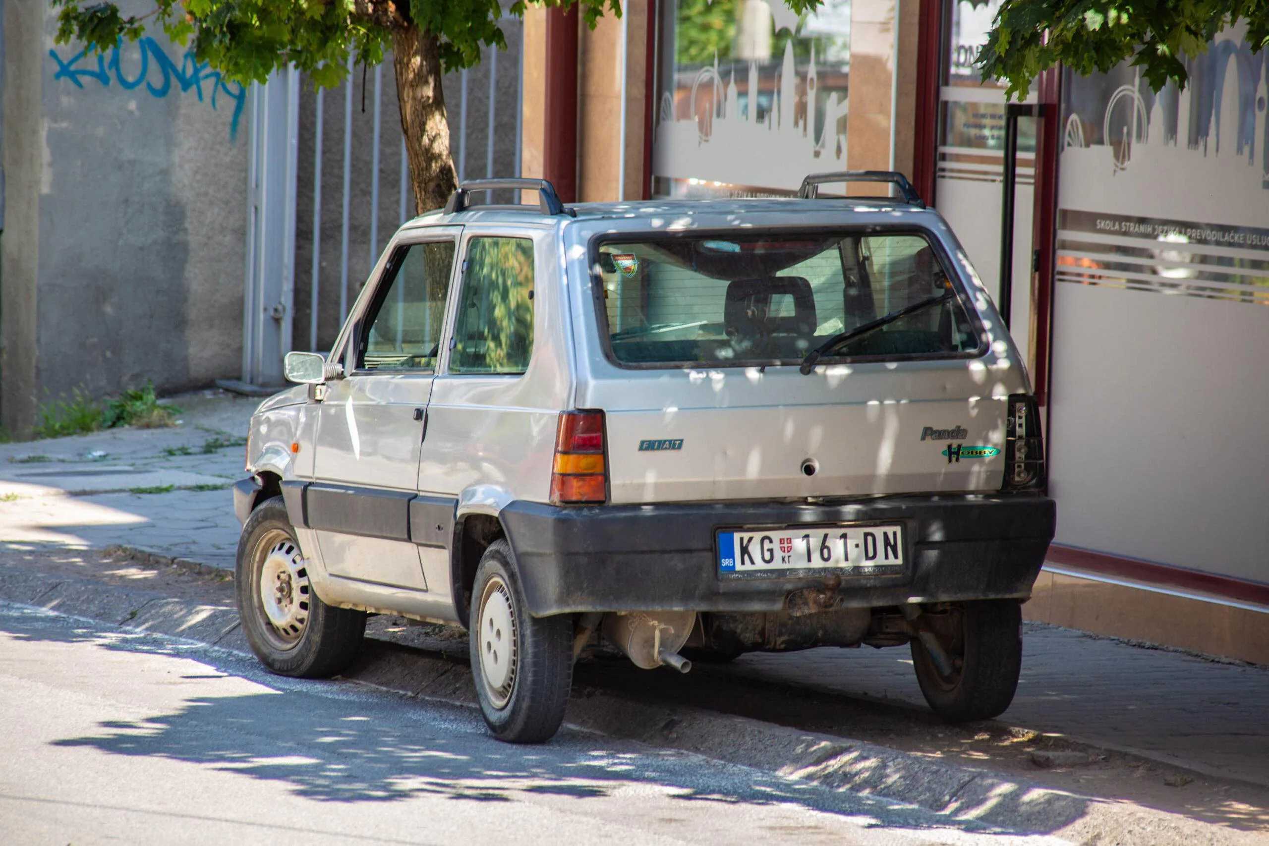 Fiat Panda w Kragujewcu ale to wyjątek. Nowszych aut jest tu dużo więcej niż takich staruszków