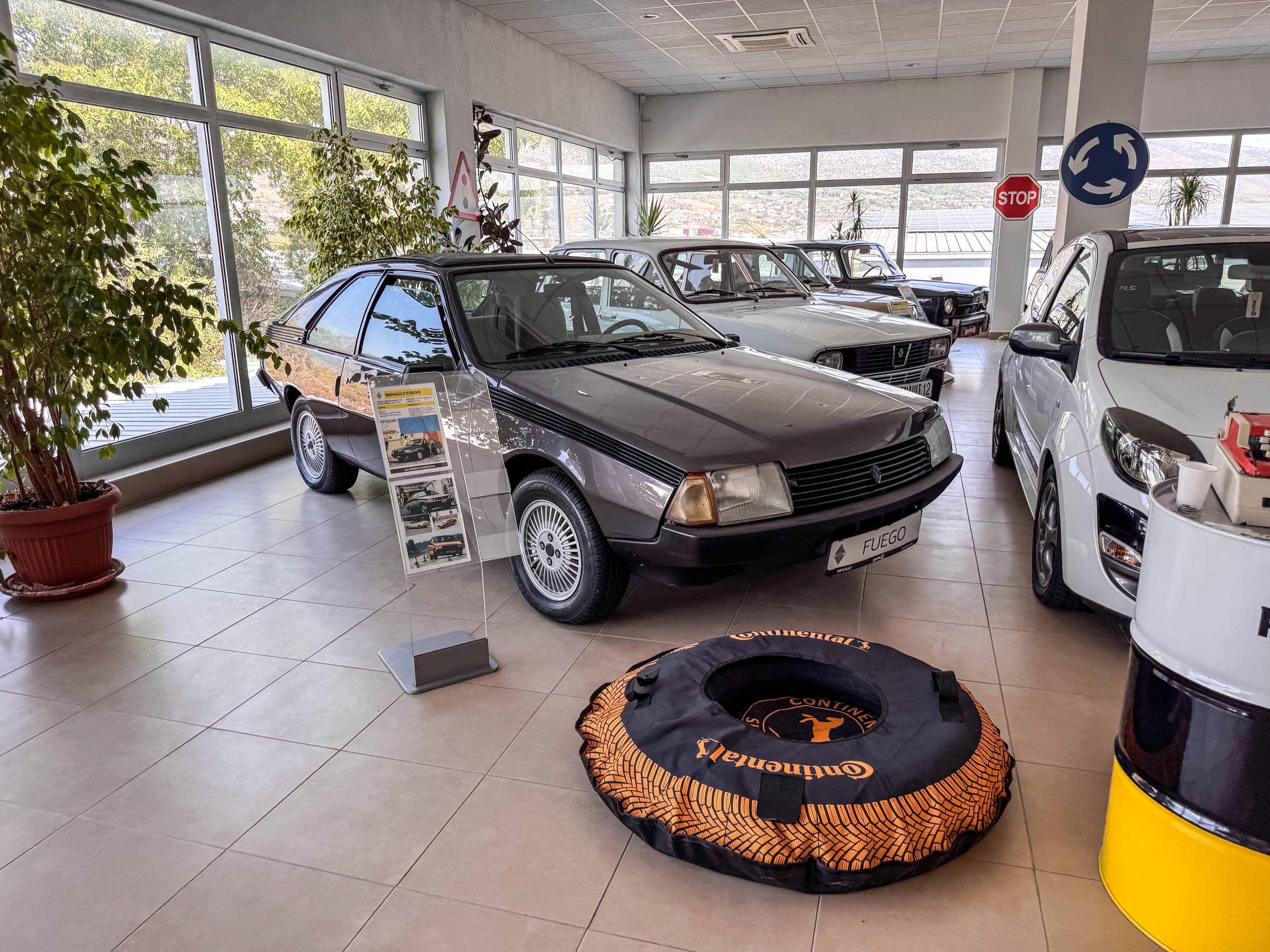 Renault Fuego w salonie marki w Mostarze - zjawiskowe auto