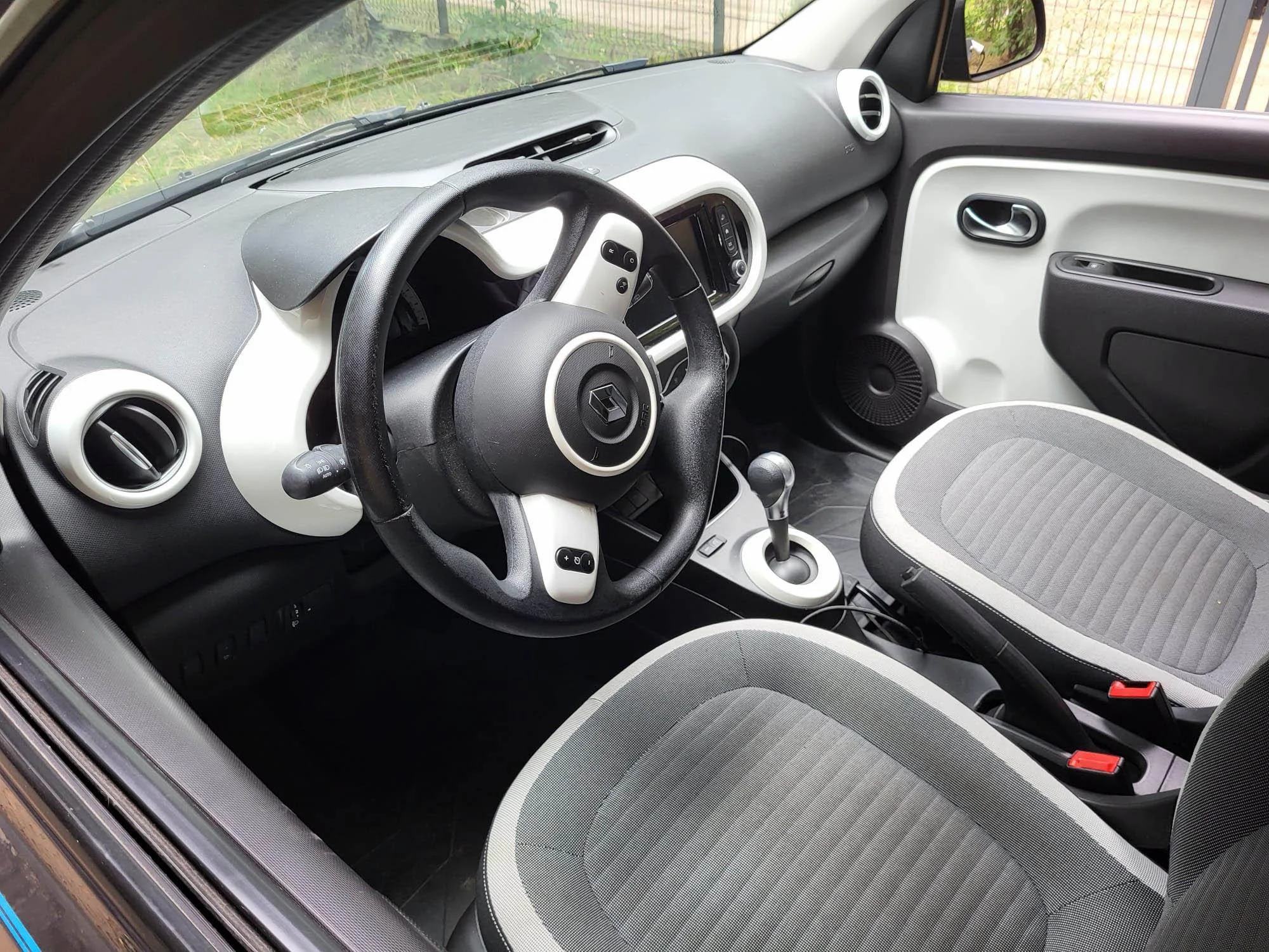 Używane Renault Twingo Electric z 2020 roku - wnętrze jest proste, ale jak nowe