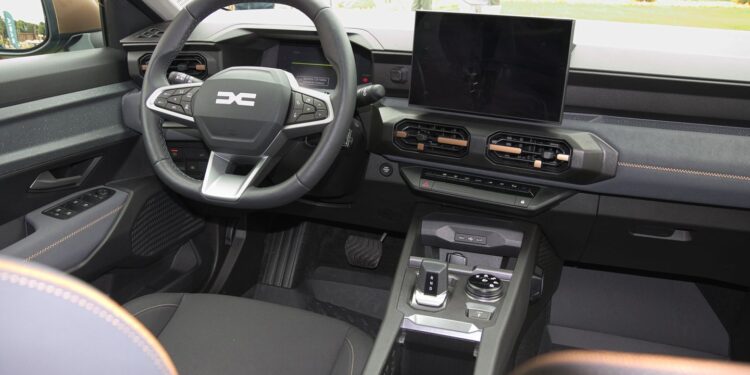 Dacia Striker po raz pierwszy w Polsce. Duster i Bigster z nowym napedem Tribrid 150 4X4 48 Wiadomości