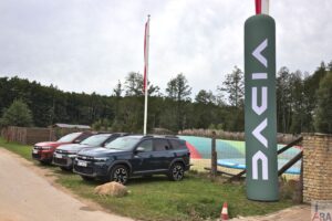 Dacia Striker po raz pierwszy w Polsce. Duster i Bigster z nowym napedem Tribrid 150 4X4 57 Wiadomości