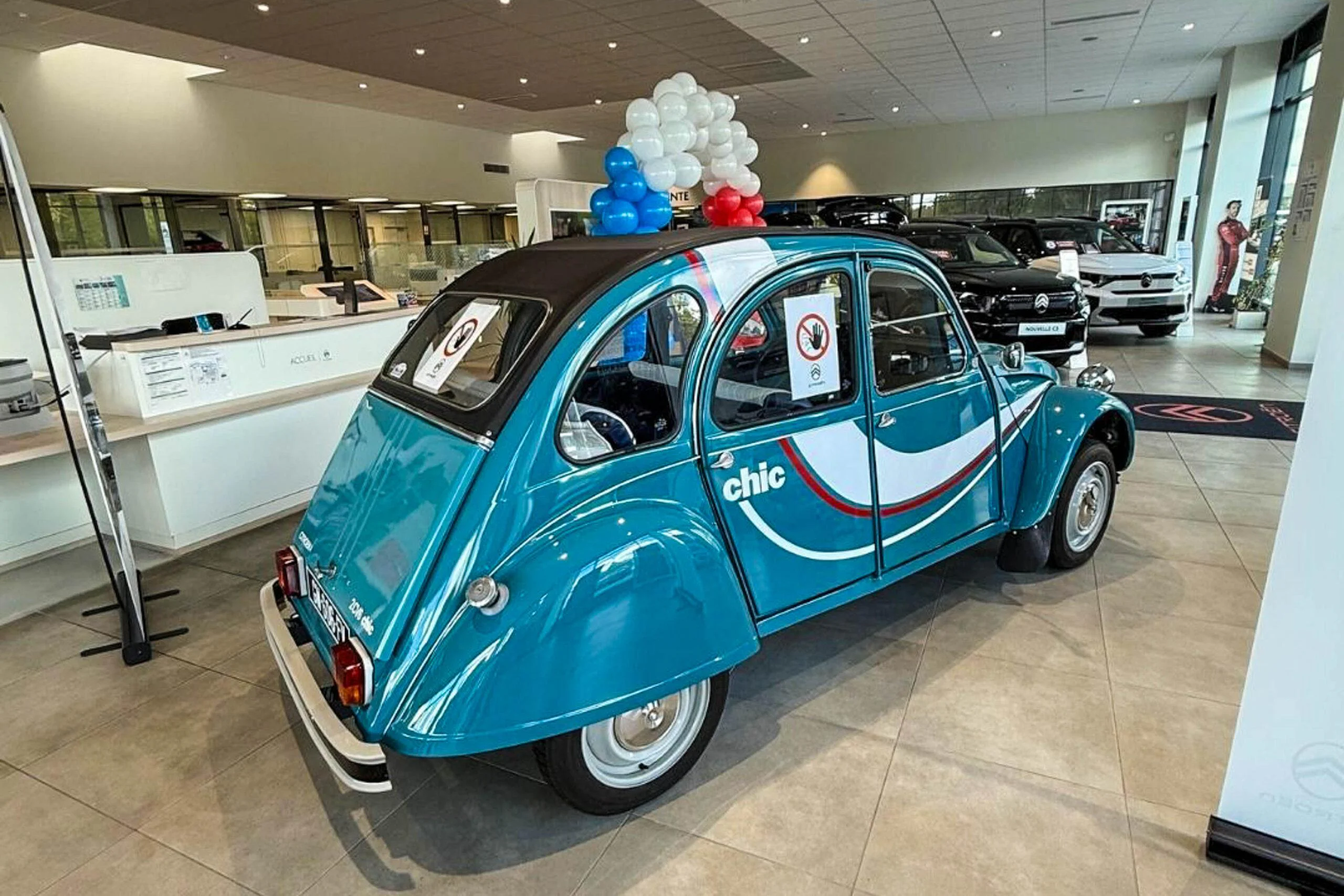 Citroën 2CV w salonie 